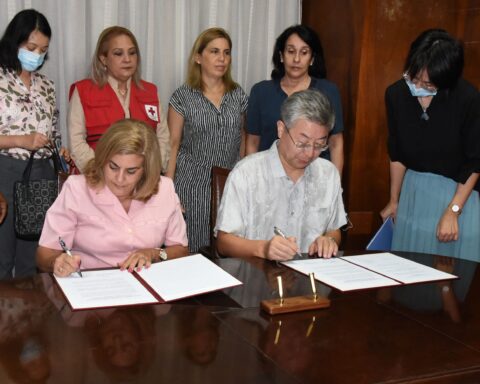 La viceministra cubana de Comercio Exterior, Deborah Rivas, y el embajador de China en Cuba, Ma Hui, firman el acta oficial de la entrega de 150 mil dólares de la Cruz Roja de China a Cuba, como ayuda ante los daños causados por el incendio en la zona industrial de Matanzas- Foto: @espada_molina / Twitter.