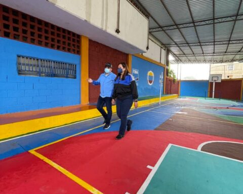 Rehabilitation work inspected in an educational center in Caracas