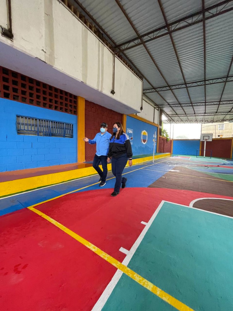 Rehabilitation work inspected in an educational center in Caracas