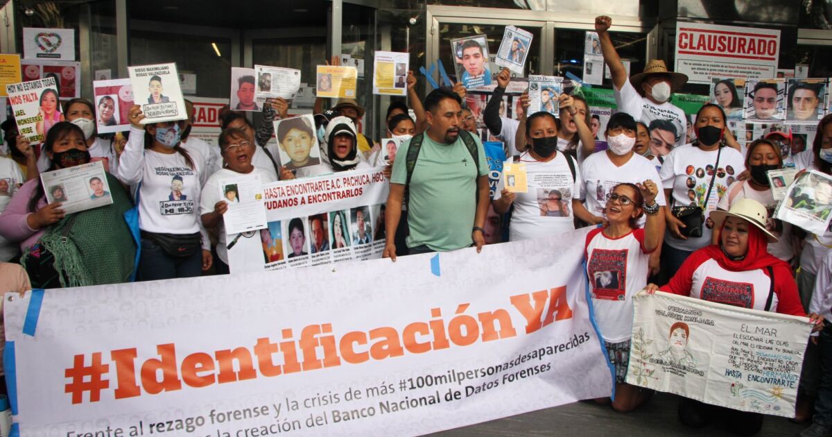 Relatives of the disappeared march in CDMX and close the FGR building