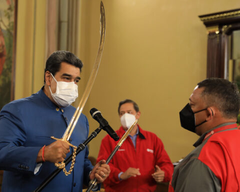 Replica of Carabobo's victorious saber conferred to PDVSA firefighters