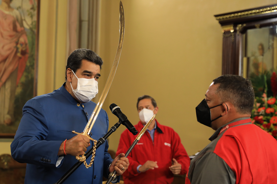 Replica of Carabobo's victorious saber conferred to PDVSA firefighters