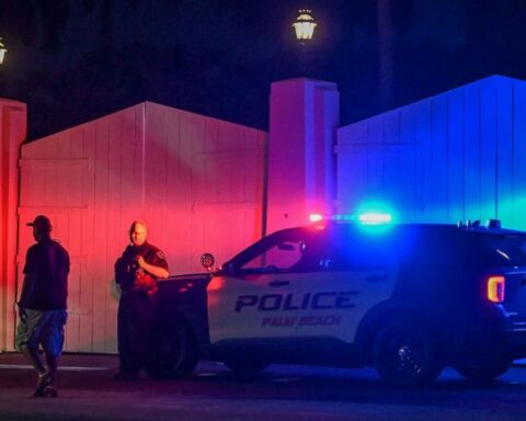 La Policía de Palm Beach en una de las entradas de Mar-a-Lago el pasado lunes 8 de agosto. Foto: ABC News.