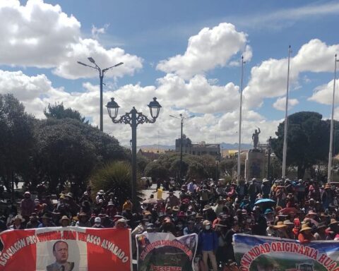Residents of Espinar block the South Mining Corridor