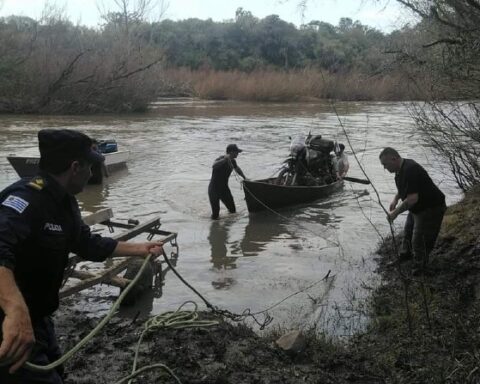 Residents of Paso Centurión will request a raft to cross with a Brazilian city