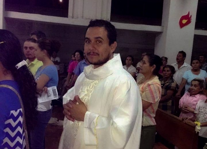 Riot police detain priest Óscar Benavidez, from Mulukukú