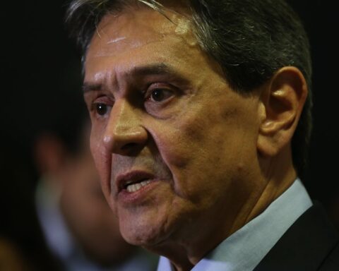 Roberto Jefferson registers his candidacy for the presidency in the TSE