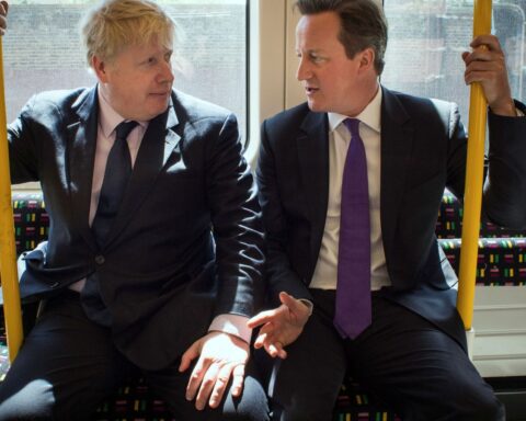 Boris Johnson y David Cameron. Foto: Reuters, vía El Confidencial.