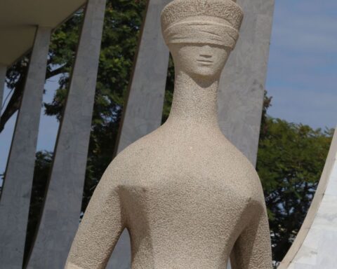 STF postpones judgment on the prerogative of improbity actions