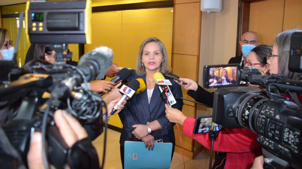 Samaniego insists on knowing the evidence against Velázquez