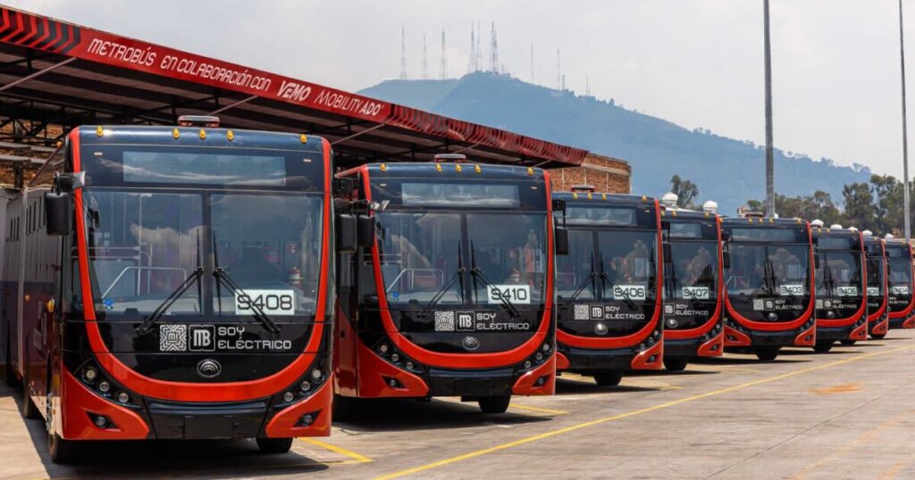 Santander finances the purchase of trucks for the CDMX Metrobus