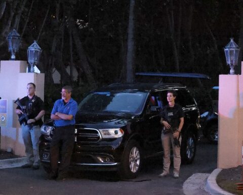 Agentes del Servicio Secreto frente a la entrada de Mar-a-Lago, la residencia de Donald Trump, el lunes 8 de agosto de 2022. Foto: Terry Renna/AP.