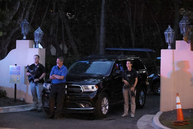 Agentes del Servicio Secreto frente a la entrada de Mar-a-Lago, la residencia de Donald Trump, el lunes 8 de agosto de 2022. Foto: Terry Renna/AP.