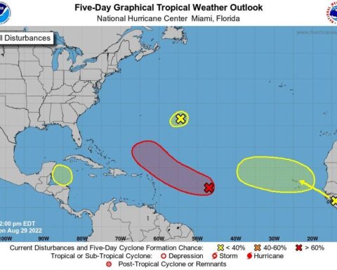 A trough and a tropical wave over the country could generate rain in the country, for which Meteorology issued an alert for six provinces.