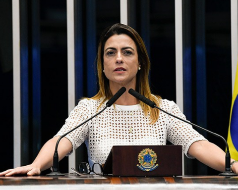 Soraya Thronicke signs commitment to Child Friendly President