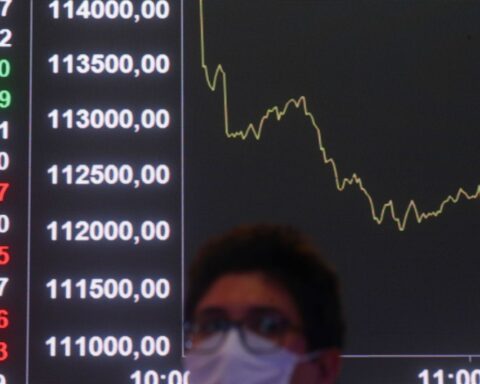 Stock market falls more than 2% with unfavorable external scenario