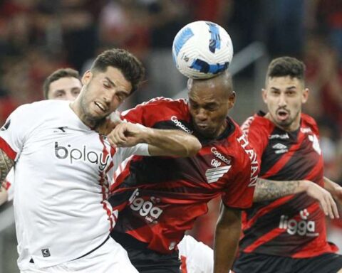Students started a tie (0-0) at Paranaense in the Copa Libertadores