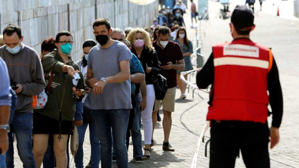 Imagen de archivo de una fila para vacunarse contra la COVID-19 en Santiago de Compostela, España. Foto: Xoán Rey / EFE / Rtve / Archivo.