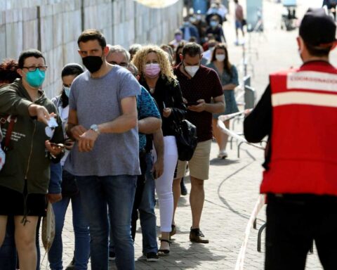 Imagen de archivo de una fila para vacunarse contra la COVID-19 en Santiago de Compostela, España. Foto: Xoán Rey / EFE / Rtve / Archivo.