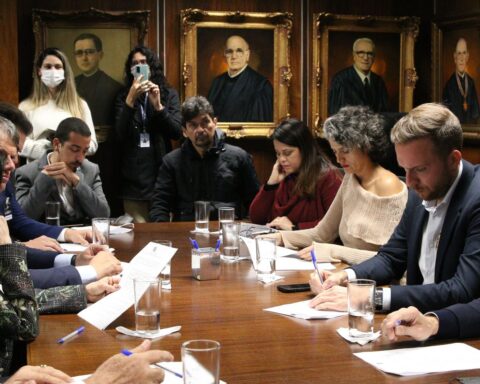 TRE-SP meets with candidates to sign a Commitment to Democracy