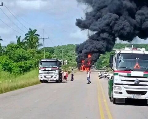 Incendio de un camión cisterna en Vía Blanca, en el occidente cubano. Foto: Cubadebate.