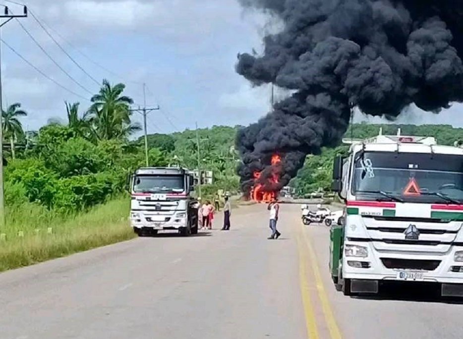 Incendio de un camión cisterna en Vía Blanca, en el occidente cubano. Foto: Cubadebate.