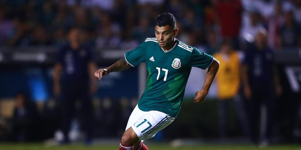 Tata Martino encourages Tecatito to work hard to reach the World Cup