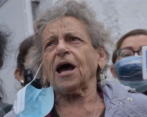 Taxes withdraw legal representation of Human Rights from Amparo Carvajal and hand it over to a leader close to the MAS