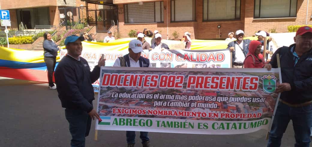 Teachers from Catatumbo protest before the Ministry of Education in Bogotá