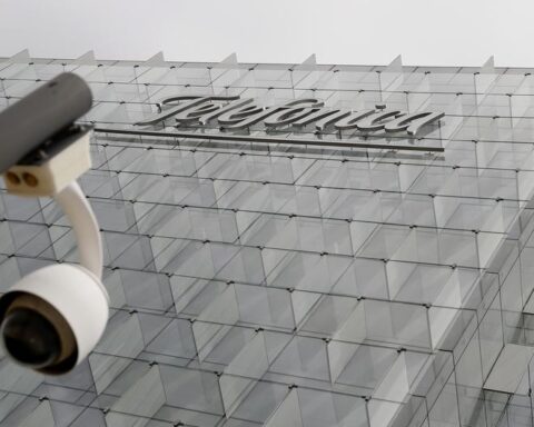 Telefónica plans to sell a majority stake in fiber optics to KKR in Peru