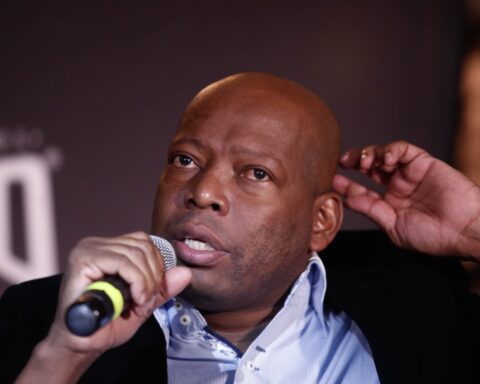 The 'Tino' appears eating sausage and charges against Petro's tax reform