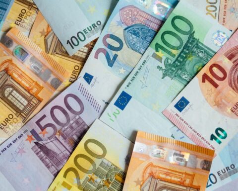 El euro cae de nuevo por debajo del dólar