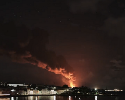 The fire in the port of Matanzas reaches a third fuel tank and remains out of control