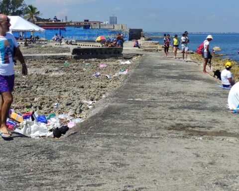 The hippies of Playita 16 in Havana have left, now invaded by garbage