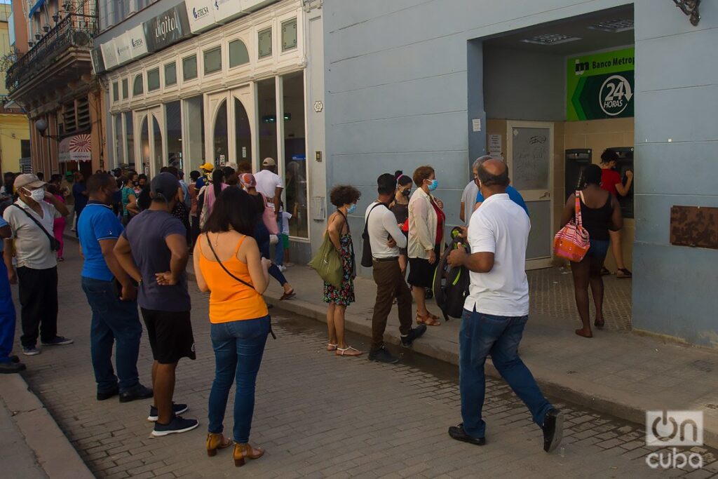 Cola para extraer dinero en un cajero automático. Foto: Otmaro Rodríguez.