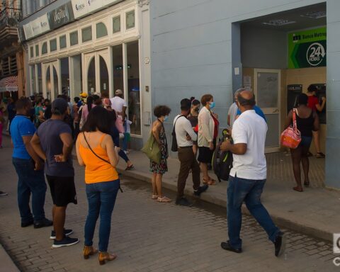 Cola para extraer dinero en un cajero automático. Foto: Otmaro Rodríguez.