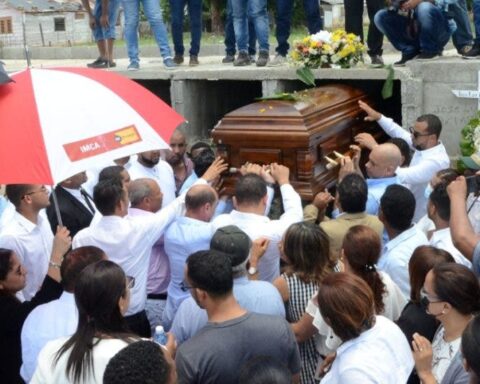 Relatives and friends of Dabel Zapata buried him yesterday in the municipal cemetery.