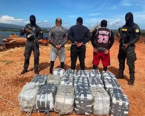 They arrest three with 414 packages of cocaine in a boat