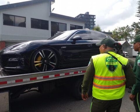 Digesett agents tow the Porsche car, whose driver Eduardo Enrique Guzmán Valdez ran over the son of journalist Miriam Cruz, Imanol Mercado Cruz
