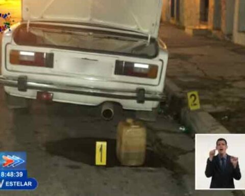 El auto utilizado por los dos individuos. Foto: captura de pantalla del Noticiero Nacional de TV.