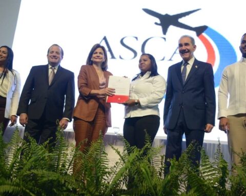 Otorgan 10 mil becas nacionales e internacionales