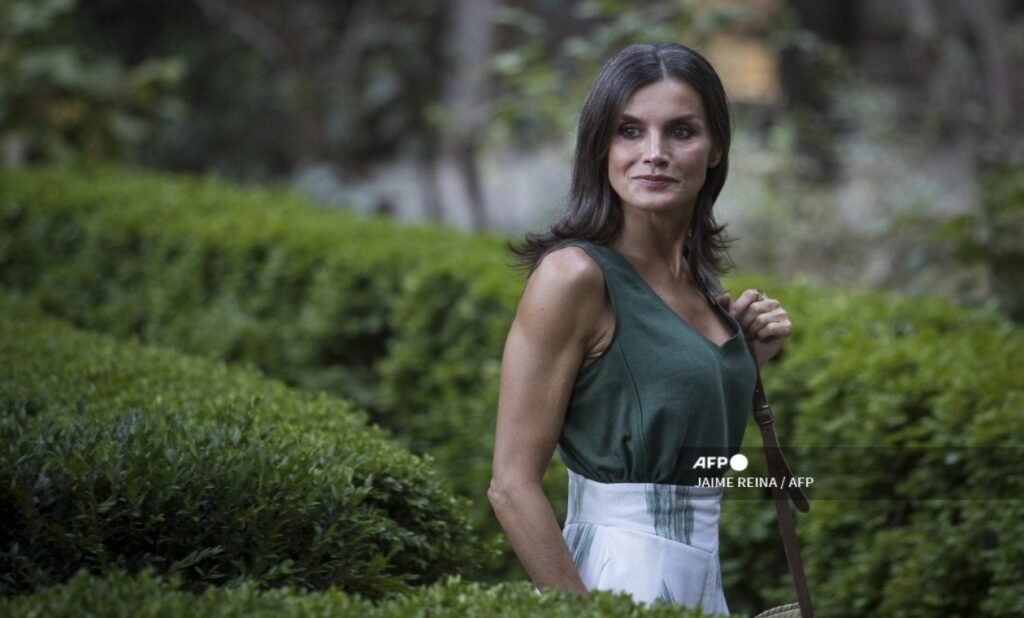 They capture Queen Letizia showing her leg on her vacation with her daughter Leonor de Borbón