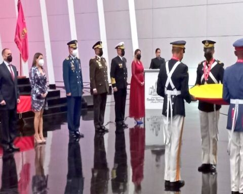 They commemorate 216 years of the National Flag and anniversary of the GNB