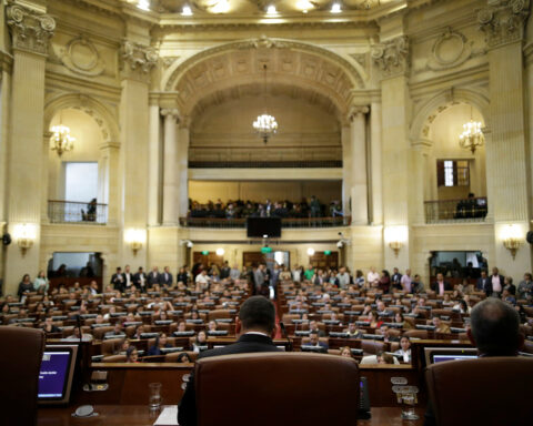 They demand the election of senators for the period 2022-2026