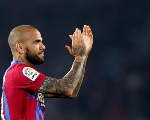 They link Dani Alves with the Pumas of Mexico