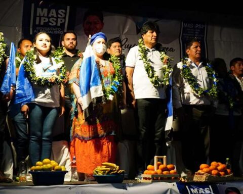 They mobilize the entire Police in search of Evo Morales' cell phone