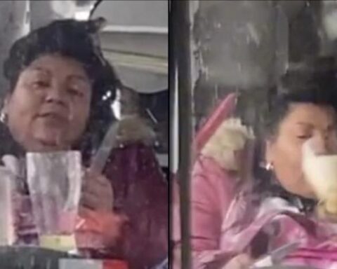 They record a woman preparing a michelada in the middle of a public service bus