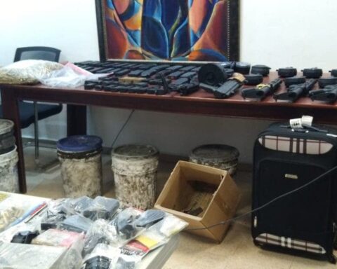 Part of what was occupied today by the DNCD in Santiago made up of rifles, pistols, ammunition and cash.