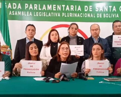 They send to the UN rapporteur details of the acts of intimidation of the Government towards the opposition