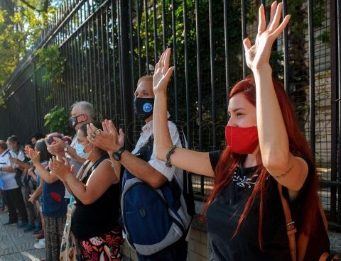 They will make a symbolic hug in rejection of the implementation of the full day